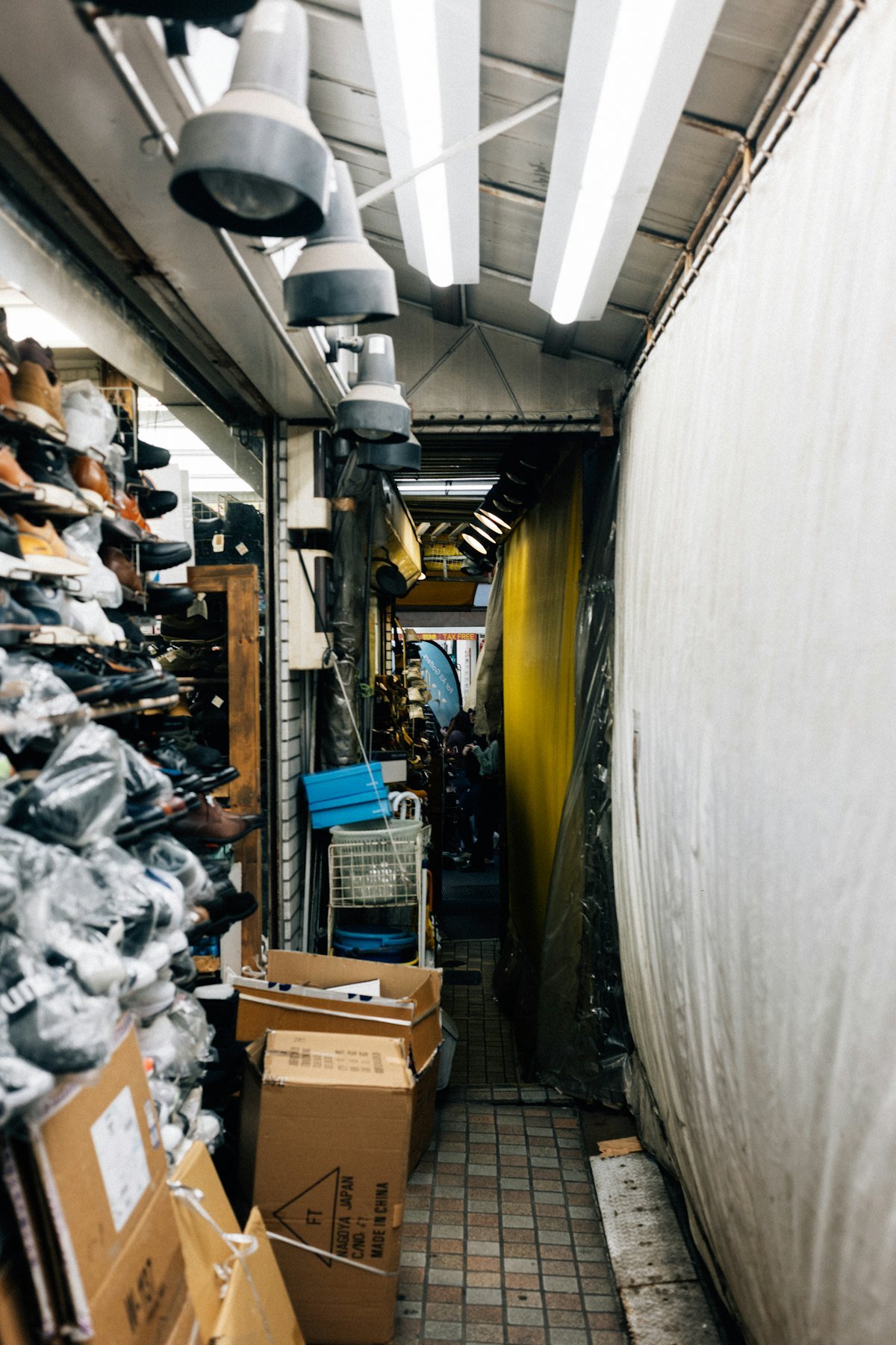Interior de una zapatería del tipo de las que operan en Plaza Mayor, León