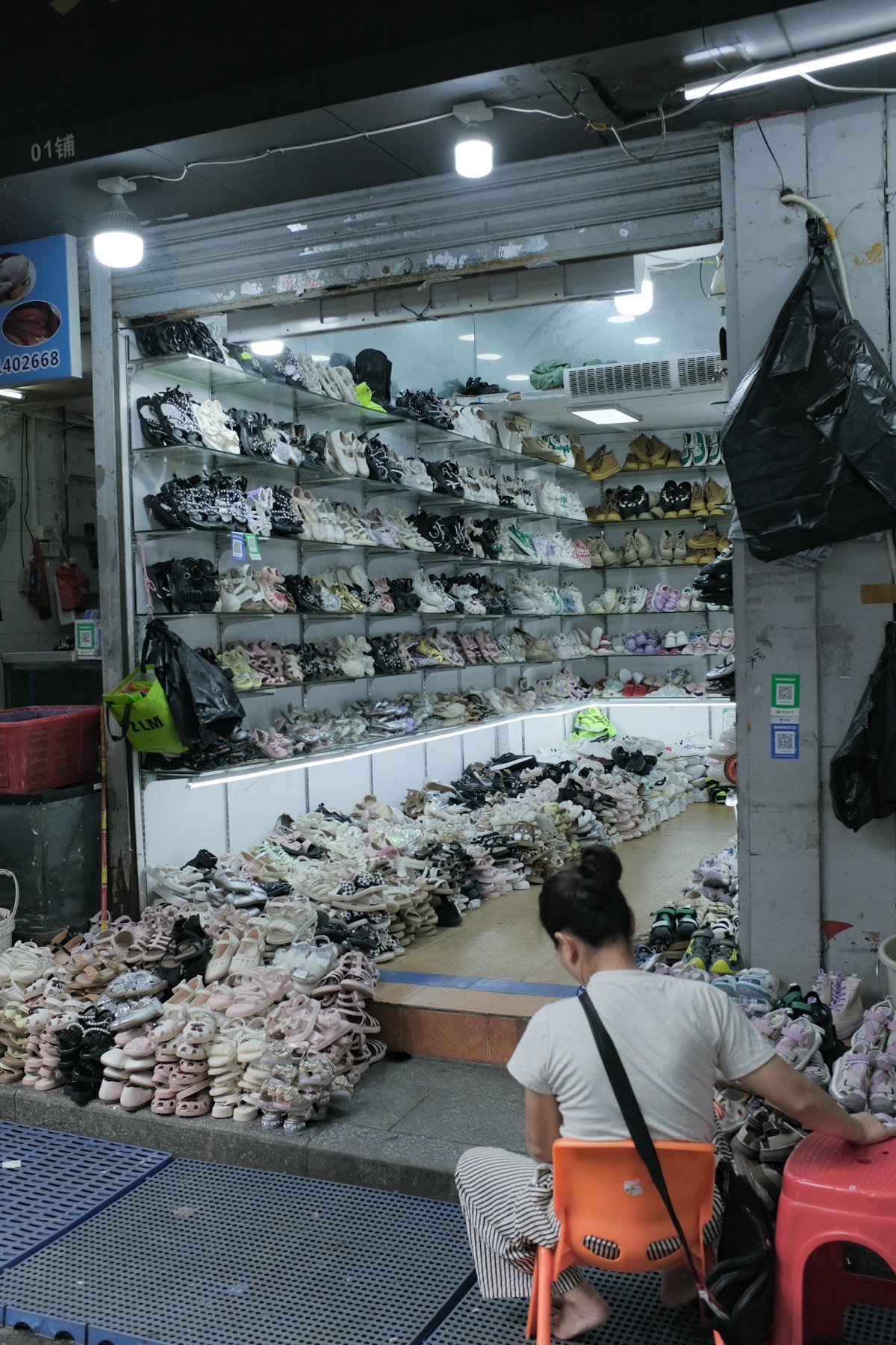 Interior de una zapatería del tipo de las que operan en Plaza Piel, León